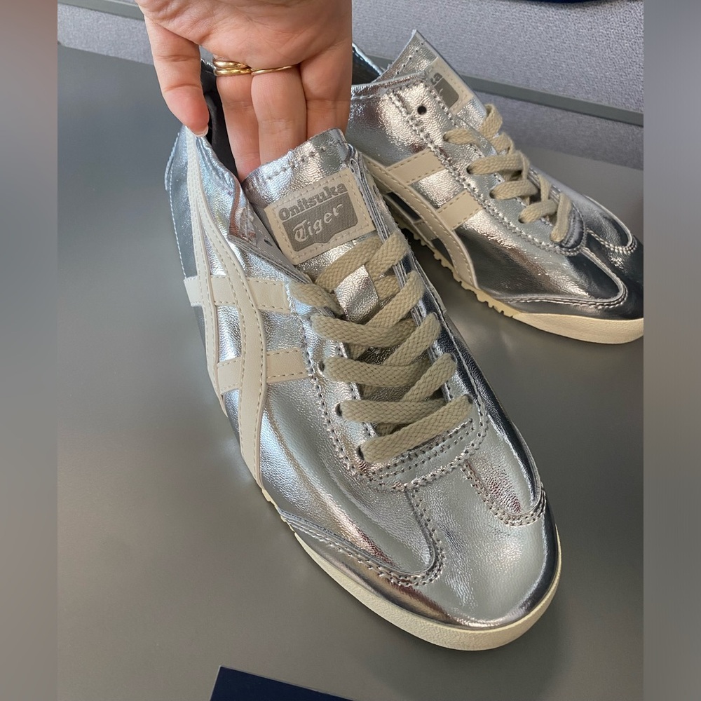 brand new never worn size 39 onistsuka tiger sneakers in silver